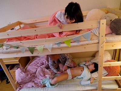 Hai chị em gái đang tuổi lớn thì bị ông chú lén địt