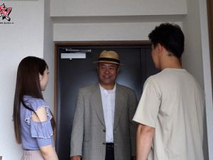 Đến thăm con trai ở riêng rồi chén luôn bạn gái của con
