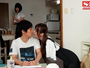 Nứng lồn nên cô gái đã gạ địt bồ của bạn thân